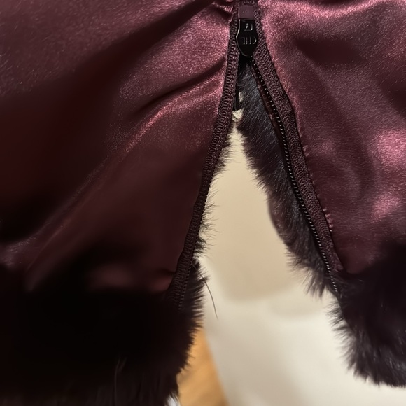 Faux fur Betsey Johnson capelet, burgundy size large - Picture 5 of 8